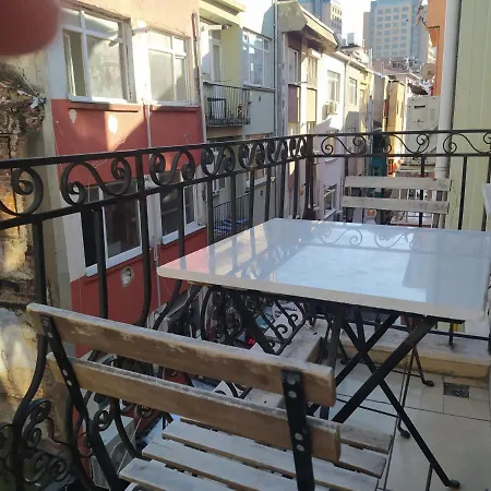 Gaia Art Hostel *